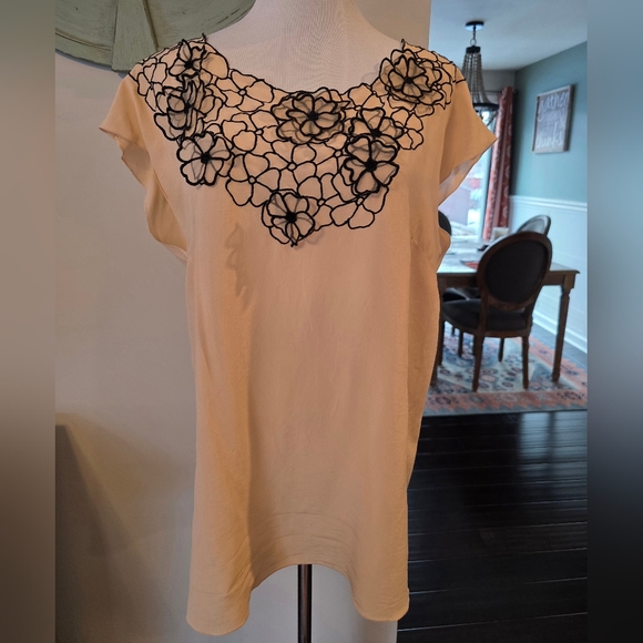Club Monaco Tops - Club Monaco Women's 100% Silk Peach Top Black Floral Appliqué Size Large Shirt